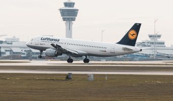 מזוודות טרולי עליה למטוס